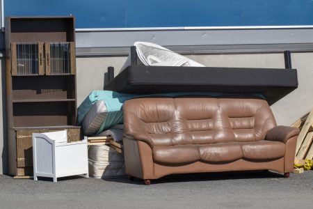 Bild på trasiga möbler som ska hämtas som grovavfall.