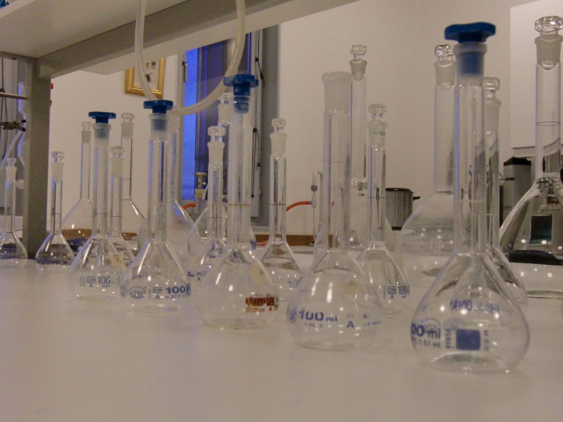 Bild på provtagningsglas i ett laboratorium.