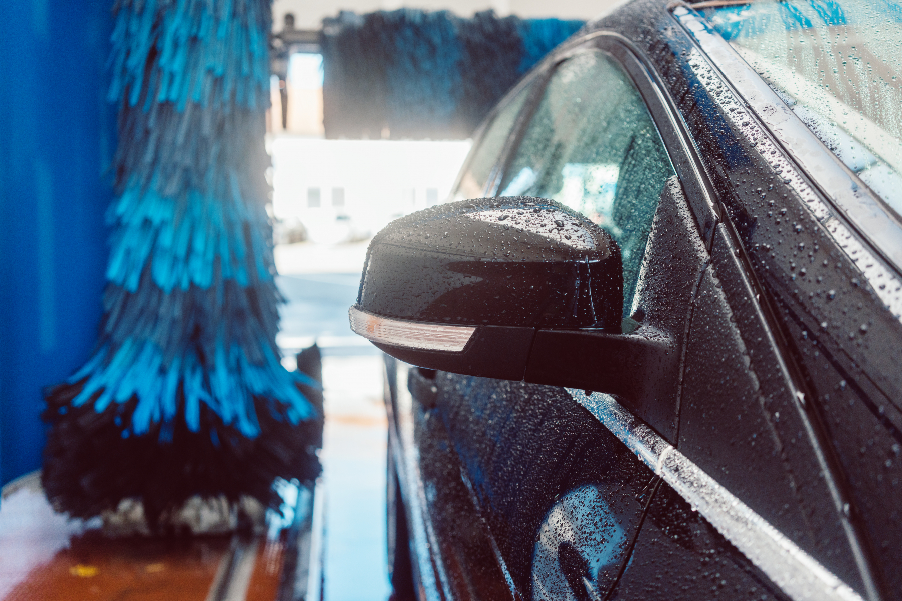 Bild på en bil inuti en biltvätt.