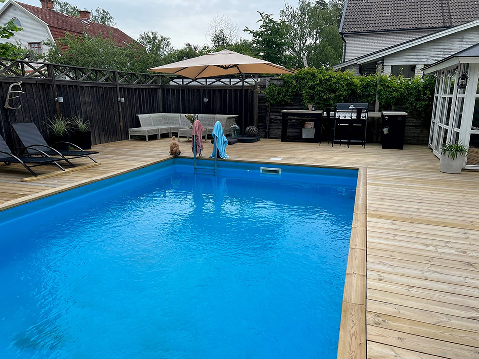 Pool med uteplats