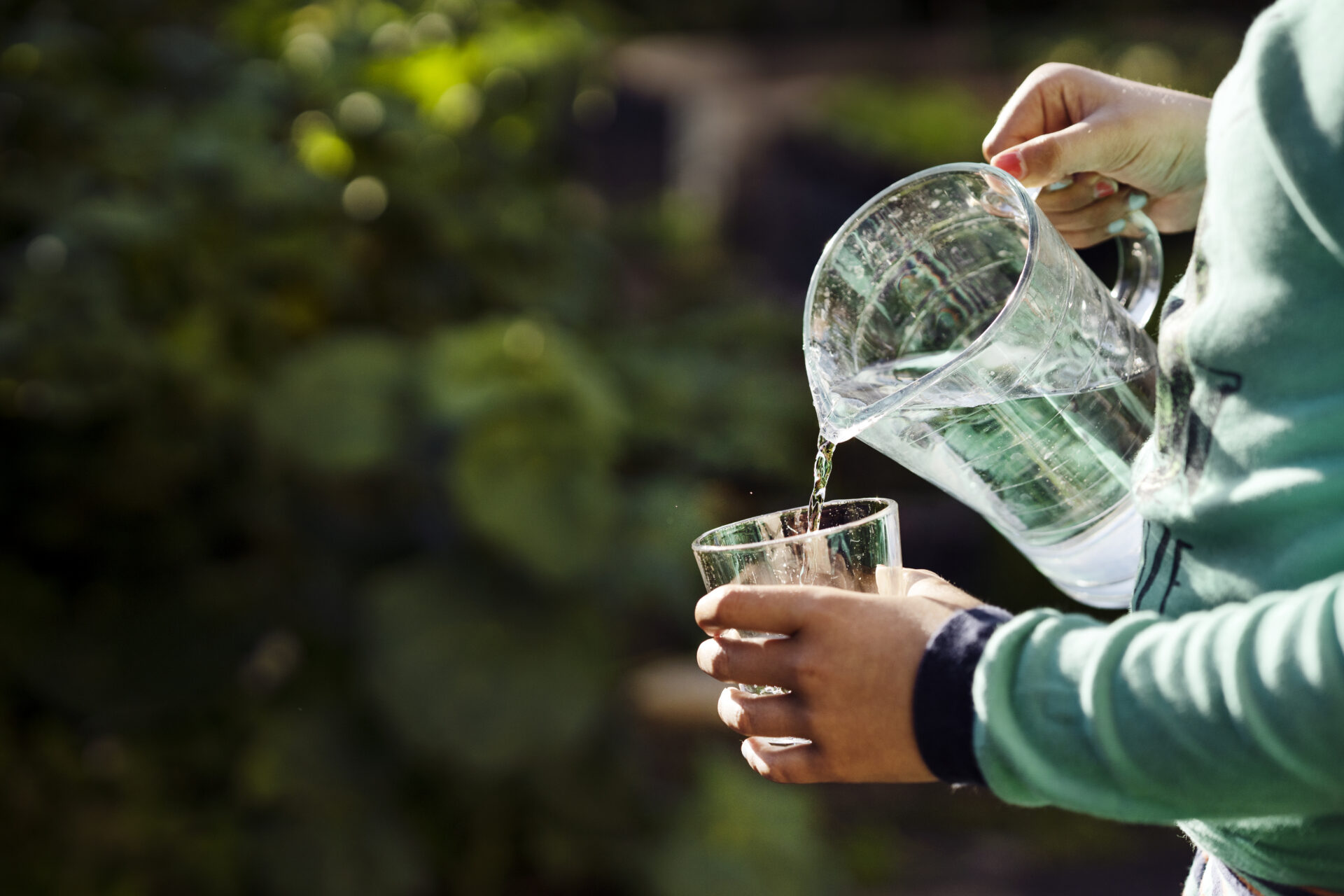 Pojke häller vatten i glas