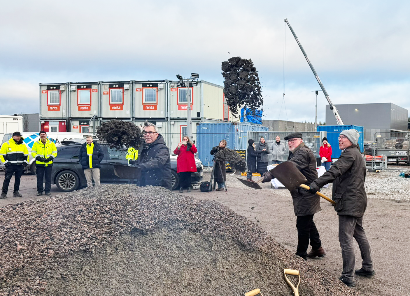 Johan Söderberg, Carl-Magnus Fransson och Christer Sundqvist tar det symboliska första spadtaget för Katrineholms Återbruk.